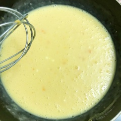Trộn bột sữa, phô mai lát và trứng muối vào hỗn hợp trên, sau đó bắt lên bếp sên đến khi phần nhân đặc dần và khô lại, khi đụng vào không dính tay. Chuyển nhân qua một cái tô và để lạnh hoàn toàn