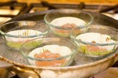 Chuẩn bị nồi nước sôi, cho bánh vào, hấp chín khoảng 8-10 phút.