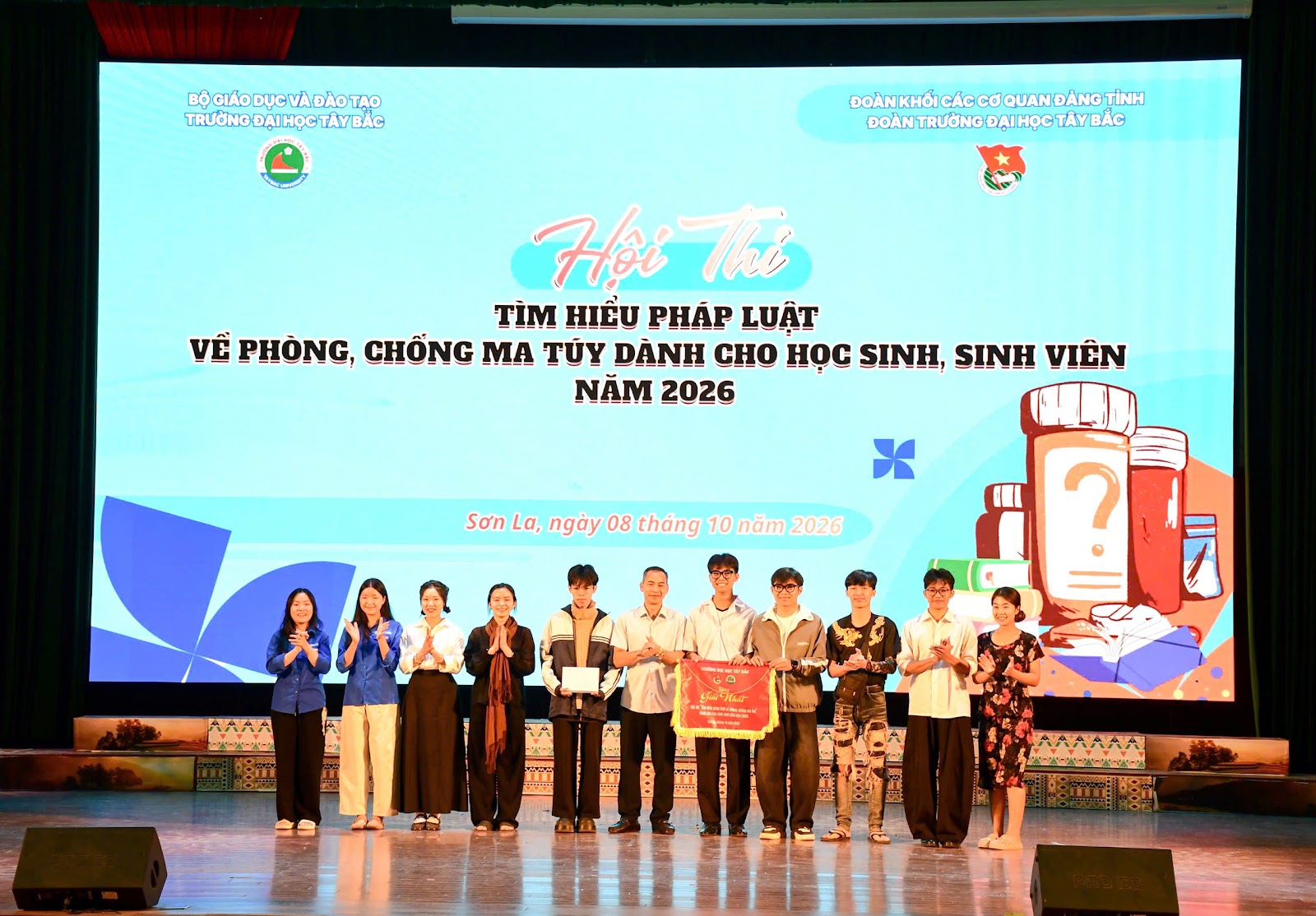 Đồng chí Huỳnh Minh Tuấn - Phó Bí thư Đảng ủy các cơ quan Đảng tỉnh trao giải Nhất cho đội thi khoa Khoa học Xã hội