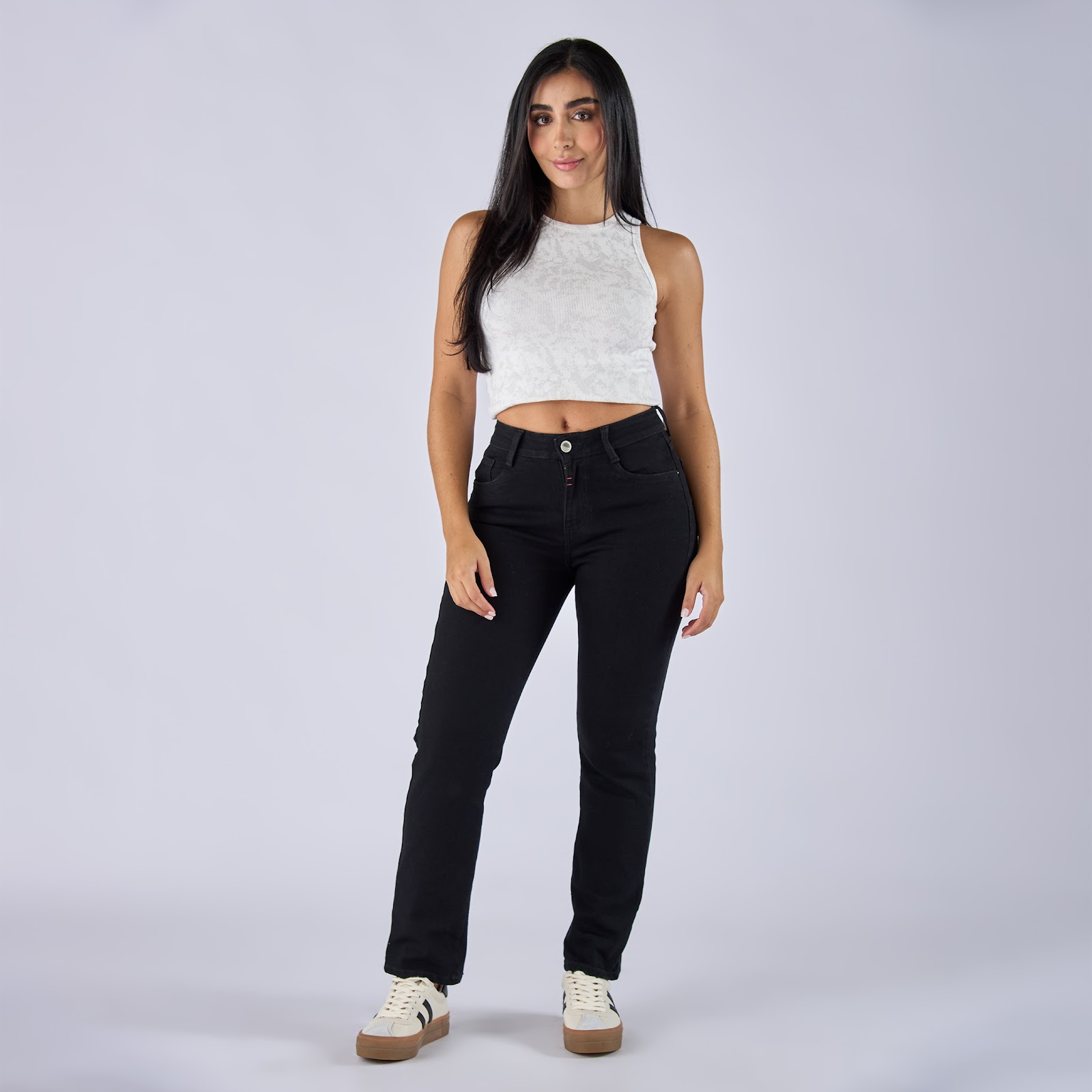Jean straight boot licrado tiro medio en denim negro