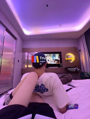 Mặt Nạ Đằng Sau