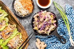 Cho gà xào vào giữa lá xà lách, thêm chút cà rốt bào sợi và đặt vào dĩa, làm như vậy cho những lá cải sau và nhìn nó rất giống bánh taco đấy. Còn nếu bạn ăn cơm thì chỉ cần cho gà ra dĩa là được. Gà xào moo shu ăn kèm xà lách, giá rất ngon nha.