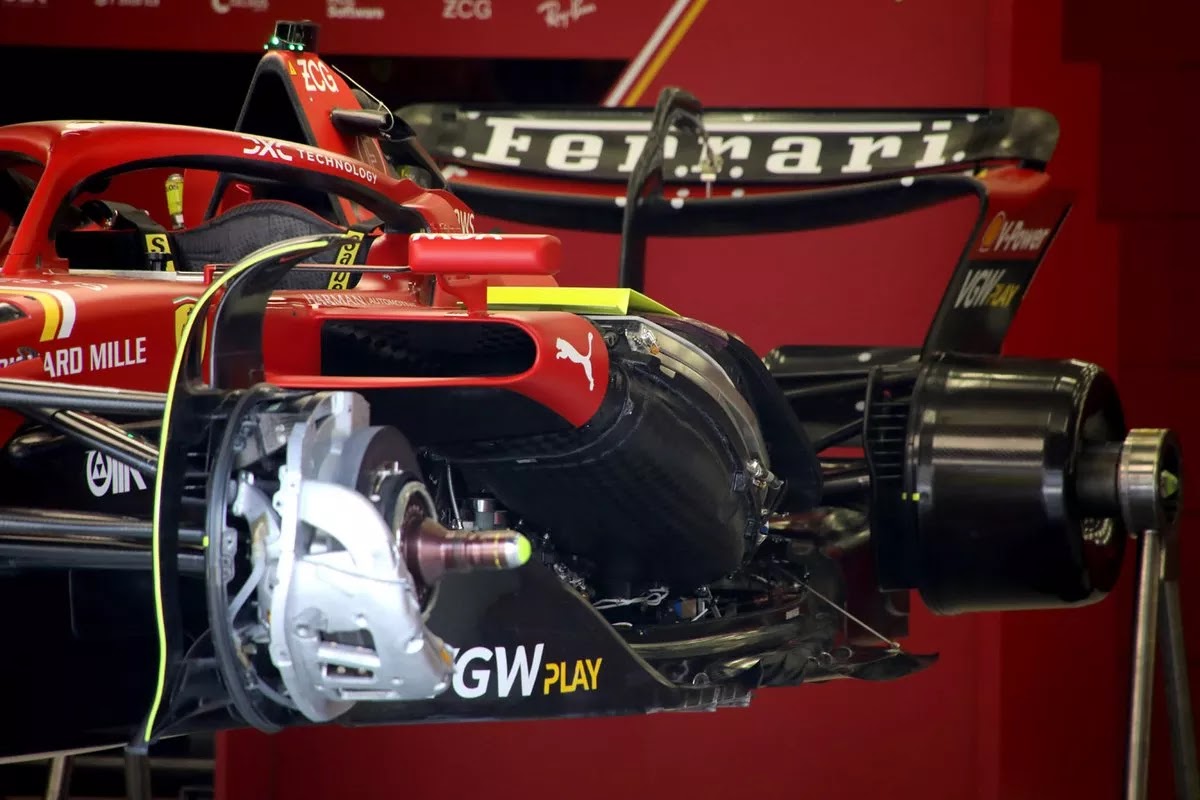 Ferrari di paddock — bakal menguji Carbon Industries di Barcelona