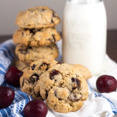 Bánh cookie yến mạch cherry với hương vị giòn tan, dễ ăn và rất thích hợp làm quà tặng thầy cô đấy. Bạn hãy rủ bạn bè cùng nhau làm và tặng nhé. Chúc bạn thành công!