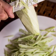 Gọt vỏ xoài, cắt sợi. Tước bỏ chỉ 2 bên đậu que, rửa sạch rồi cắt khúc khoảng 3cm. Rửa sạch, cắt cà chua thành miếng vừa ăn. Bóc vỏ, băm nhỏ củ hành tím. Giã đậu phộng rang hơi nát. Cho tất cả các nguyên liệu vào chén riêng.