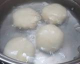 Luộc bánh: Nước cho vào nồi nấu sôi, khi nước sôi để bánh vào luộc, luộc khoảng 12 - 15 phút, bánh chín sẽ nổi lên mặt nước. Khi bánh chín thì vớt bánh ra cho vào tô nước lọc cho bánh dẻ chắc & trắng, sau đó vớt ra dĩa (Luộc: bánh sẽ trắng, mềm dẻo-không cứng-không khô, tròn đều)