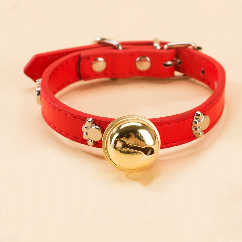 PU-Halsband mit Pfoten-, Knochen- und Glöckchen-Design