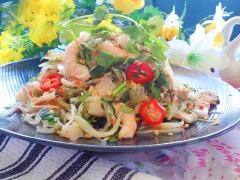 Cho gỏi ra đĩa dùng ngay. Không nên để lâu vì gỏi sẽ ra nước kém ngon. Món gỏi đu đủ tôm thịt là món ăn khai vị quen thuộc trong các bữa cơm hoặc tiệc của gia đình. Giúp cả nhà ăn thêm ngon miệng đấy nhé!