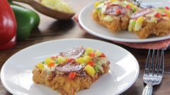 Vậy là chúng ta đã có những miếng chizza thơm phức với vỏ ngoài giòn tan phủ đầy phô mai và rau củ nhưng thịt gà bên trong vẫn giữ được độ ẩm và mềm. Khi ăn xịt thêm tương ớt và tương cà là bá cháy, ngon không kém gì ngoài tiệm đâu nhé!
