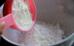 Tôm cắt bỏ râu, rửa sạch, cho ra đĩa. Trộn bột mì, bột năng, bột gạo, muối, hạt nêm trong 1 cái tô.