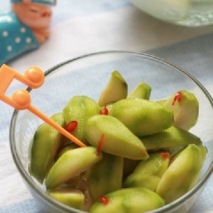 Khi đường đã tan hết, bạn rắc muối và ớt vào tô đựng cóc, xóc đều là có thể dùng được ngay.