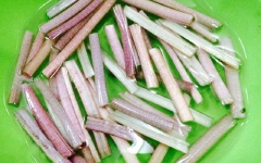 Bông súng tước sơ vỏ, cắt khúc, ngâm với nước có pha 1 muỗng cà phê muối, rửa sạch. Ngò om, ngò gai, hành lá, ớt rửa sạch, cắt nhỏ.