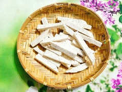 Khoai môn đem rửa sạch rồi nạo bỏ phần vỏ, tiếp theo bạn rửa lại 1 lần nữa sau đó đem thái khoai thành từng thanh dài cỡ 1 ngón tay là vừa.