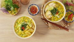 Xếp bún vào tô, thêm rau thơm, bông điên điển và thịt cá lóc. Chan nước dùng và thưởng thức bún khi còn nóng hổi. Món bún cá Châu Đốc có hương thơm từ ngải bún và sả rất thơm, vị ngọt thanh từ nước lèo và màu vàng nghệ hấp dẫn. Chắc chắn bạn sẽ khó có thể quên được món ăn đậm chất miền Tây sông nước này. Trổ tài ngay cho cả gia đình thưởng thức nhé bạn.