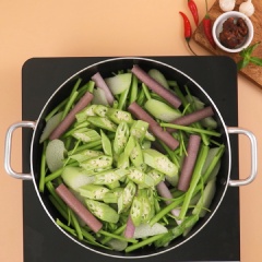 Rau rửa sạch cắt vừa ăn, xếp vào nồi lẩu, rau bên dưới tôm ở trên. Cho nước lẩu vào. Chuẩn bị dọn ra và ăn kèm bún và nước mắm ớt.