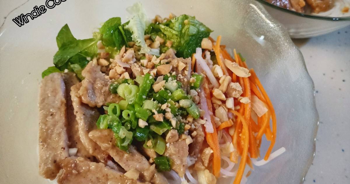 Bún thịt nướng (thịt ram)/ Pork & Fresh Rice Vermicelli Noodles