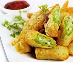 Dọn đậu bắp ra đĩa, dùng nóng, chấm với tương cà và tương ớt.