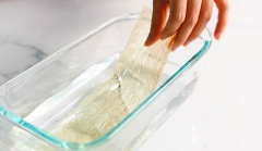 Ngâm gelatin với nước, vớt ra. Đun 100ml sữa tươi, 50ml nước cốt dừa, 30gr sữa đặc trên bếp, cho gelatin vào khuấy tan.
