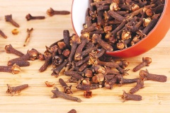 Tán nhỏ đinh hương, sao vàng. Nướng bồ kết cháy thành than rồi giã hoặc xay nhuyễn như bột. Pha trà mạn với khoảng 700ml nước sôi, vắt lấy nước còn bã bỏ đi. Phơi khô rau dền gai, đốt lấy tro (nếu không có rau dền có thể thay bằng vỏ trấu). Giã nhỏ lá trắc bạch diệp rồi trộn với bột quế và bột diêm sinh. Đem tất cả những thứ trên trộn đều ta sẽ được hỗn hợp bùn chuẩn bị cho bước làm trứng bắc thảo tiếp theo.