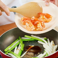 Nêm vào 2 muỗng cà phê hạt nêm, 1 muỗng canh dầu hào, cho tôm vào và xào tất cả với lửa lớn thật nhanh để rau giữ vị tươi ngon.