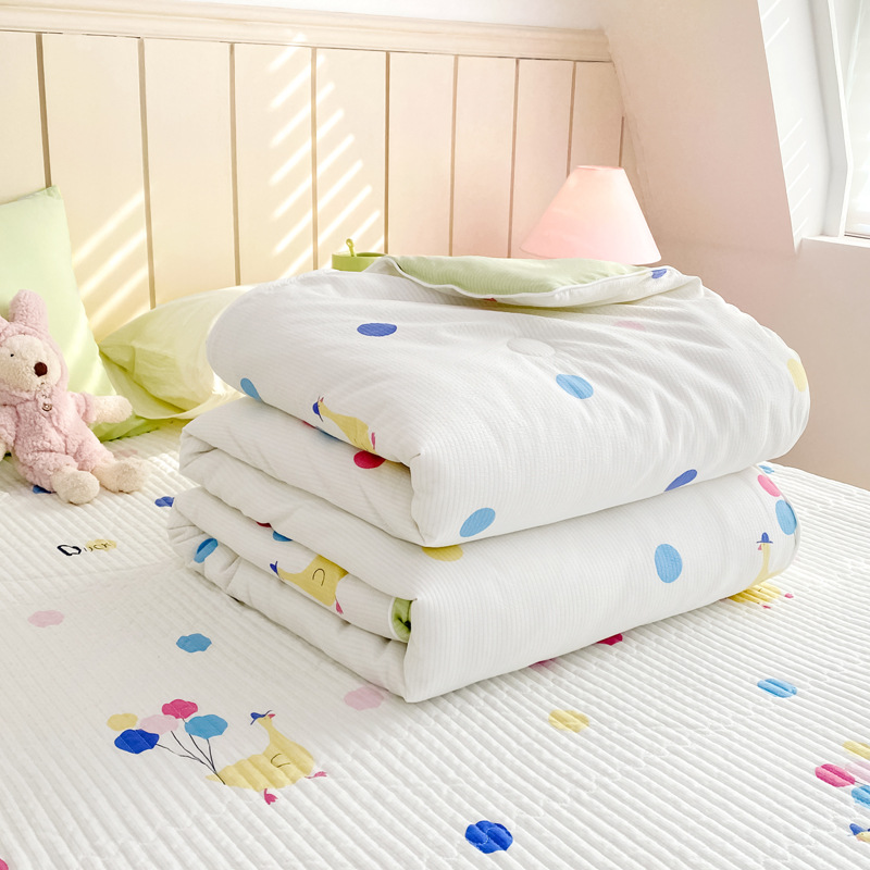 Lightweight summer blanket with seersucker structure