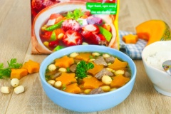 Múc bò hầm ra bát, trang trí với ngò tây, thế là bạn đã hoàn thành xong món thịt bò hầm bí đỏ hạt sen cho bé yêu của mình rồi. Bò hầm mềm cùng bí đỏ và hạt sen thơm bùi ngon ngọt, món ăn này sẽ mang đến cho con bạn những dưỡng chất tốt cho sự phát triển. Hãy thường xuyên thực hiện món ăn này để giúp con bạn thật nhiều sức khoẻ hơn nữa nhé!