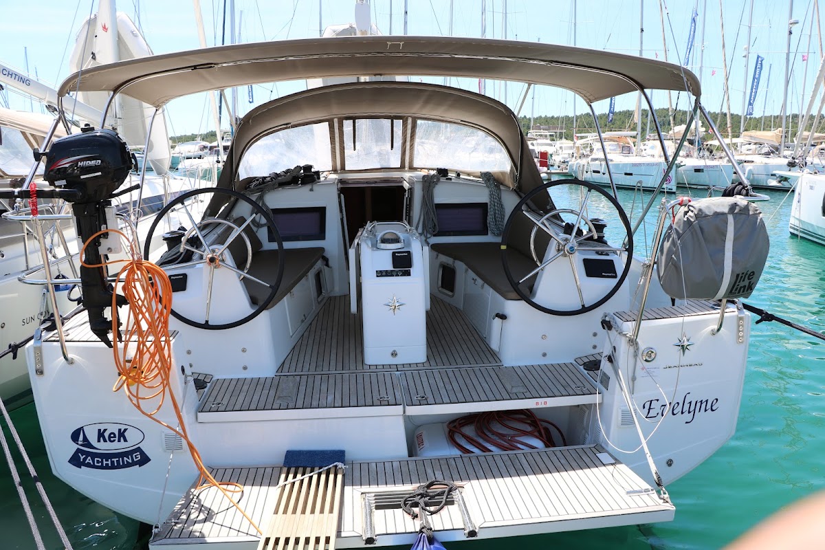 Evelyne, Sun Odyssey 410, stern view