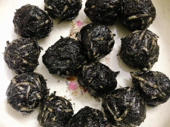 Mè đen rang chín thơm, xay nhỏ. Dùng cái chảo đổ phần mè xay vào, thêm 70g đường cát trắng, 50g dừa nạo, chút nước đun sôi nhỏ lửa, đảo cho hỗn hợp hơi keo và dẻo lại tắt bếp để nguội đi bao tay viên thành các viên nhân nhỏ.