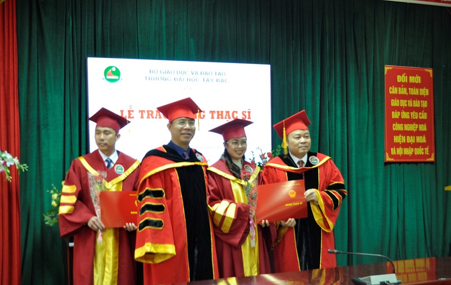 Lễ trao bằng thạc sĩ cho học viên cao học K7 tại Trường Đại học Tây Bắc