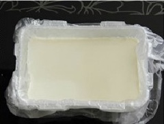 Tiếp đến bạn bắc nồi lên bếp ở lửa nhỏ sao cho hỗn hợp chỉ giữ ở mức nhiệt từ 60-80 độ C, đến khi hỗn hợp sánh lại, dẻo dẻo là được. Trong lúc đó chuẩn bị khuôn lót sẵn bao nilon hoặc giấy nến (bước này để giúp khi bánh của bạn đông lại sẽ dễ lấy ra khỏi khuôn hơn). Khi hỗn hợp đã đạt bạn cho qua rây lọc lại để thu được hỗn hợp thật sánh mịn, rồi đổ vào khuôn chờ nguội bớt thì cho vào tủ lạnh khoảng 4-5 tiếng đồng hồ.