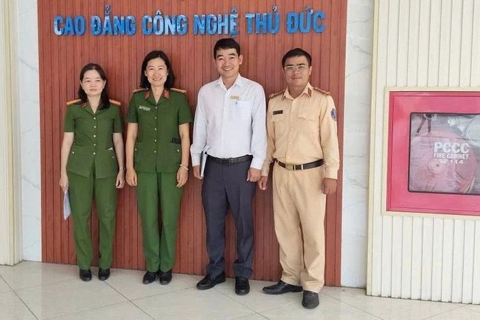 Hàng loạt trường học ký cam kết với CSGT - Báo Tri thức &amp; Cuộc sống