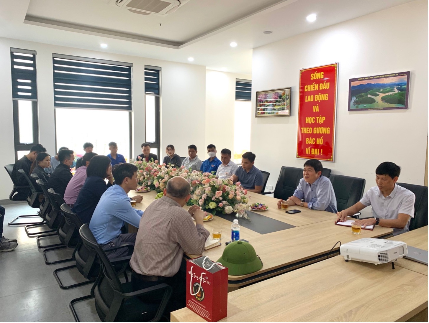 Đoàn cán bộ, giảng viên, sinh viên Trường Đại học Tây Bắc đi thực tế tại Công ty Cổ phần phân bón Sông Lam Tây Bắc
