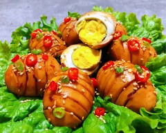 Trứng rim sốt bia cay có vị bia thơm nồng, xen lẫn vị cay cay, the the cực đậm vị. Bạn cũng không cần tốn quá nhiều thời gian chế biến mà vẫn có được một món ăn ngon lành cho bữa cơm gia đình rồi đấy. Món này vừa có thể ăn kèm cơm nóng hay nhâm nhi ăn không cũng tuyệt nữa nha. Để cho ra đời món này, bạn chỉ cần nhanh tay thêm cách làm trứng rim sốt cay này lại và trổ tài vào bếp thôi nè. Chúc bạn thành công và ngon miệng!