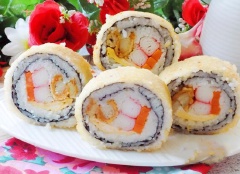 Khi ăn, cắt kimbap chiên thành từng khoanh tròn độ dày vừa ăn. Bày kimbap ra dãi ăn kèm tương ớt, sốt mayonnaise.