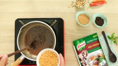 Làm nước sốt bơ đậu phộng cho gỏi cuốn: cho vào chảo 1 muỗng canh dầu ăn sau đó thêm 15gr hành boa rô băm 10gr gừng băm và 5gr ớt sừng băm rồi phi thơm. Tiếp theo cho 60gr bơ đậu phộng, 60gr tương đen, 2 muỗng canh mật ong, 2 muỗng canh hạt nêm nấm hương chay knorr rồi khuấy đều. Đun cho sốt sôi lên thì thêm vào 30gr đậu phộng xay nhuyễn, khuấy lên thấy nước sốt chấm sền sệt thì tắt bếp. Múc sốt ra chén chuẩn bị ăn cùng gỏi cuốn.