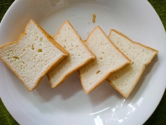 Bánh mì sandwich bạn cắt lát mỏng đều nhau, sao cho mỗi lát bánh mì dày 2cm nhé. Ở đây mình dùng loại bánh đã được cắt sẵn để giảm thời gian thực hiện.