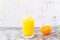 Đá viên đã chuẩn bị sẵn cho vào ly, khuấy đều lại lần nữa và thưởng thức thôi. Cách pha screwdriver thật đơn giản đúng không nào? Cocktail screwdriver là cái tên thu hút cũng vì lẽ đó, trong nguyên liệu không thể thiếu cam, chanh giúp vodka trở nên nhẹ nhàng hơn bao giờ hết. Vậy là với công thức cách làm cocktail cocktail screwdriver này, bạn đã có cho mình một ý tưởng để đãi khách trong bữa tiệc cuối tuần này rồi đấy. Nhớ pha cocktail và chia sẻ hình thành phẩm với mình nhé!