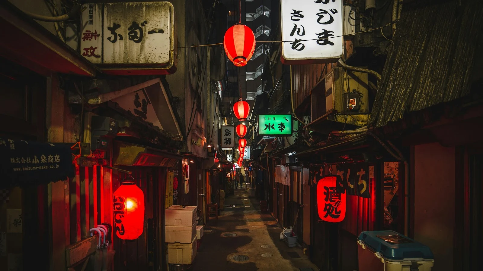 Traditional Japanese Night Alleyway 4K Desktop Wallpaper