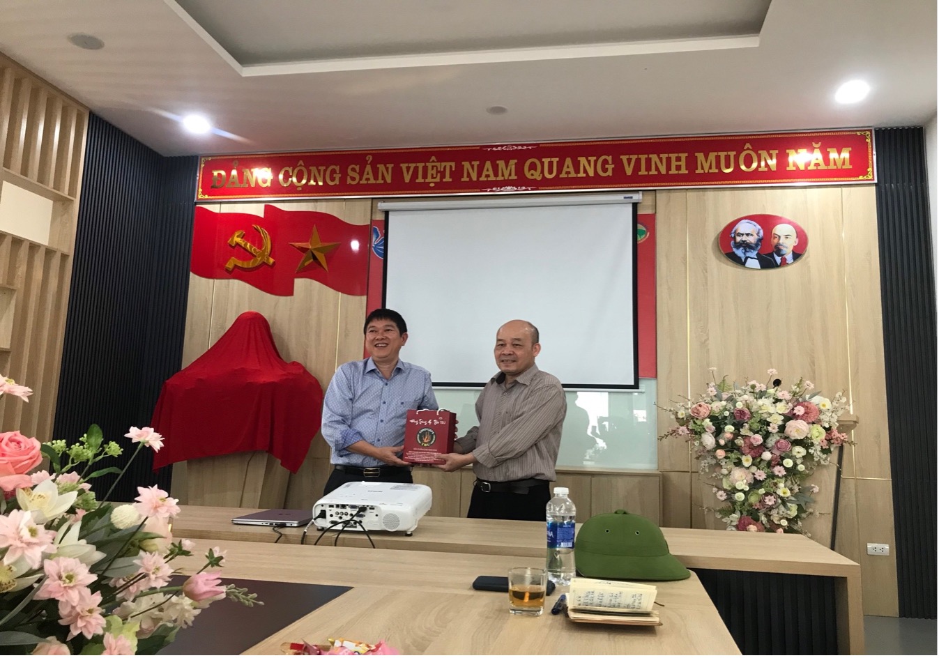 Đoàn cán bộ, giảng viên, sinh viên Trường Đại học Tây Bắc đi thực tế tại Công ty Cổ phần phân bón Sông Lam Tây Bắc