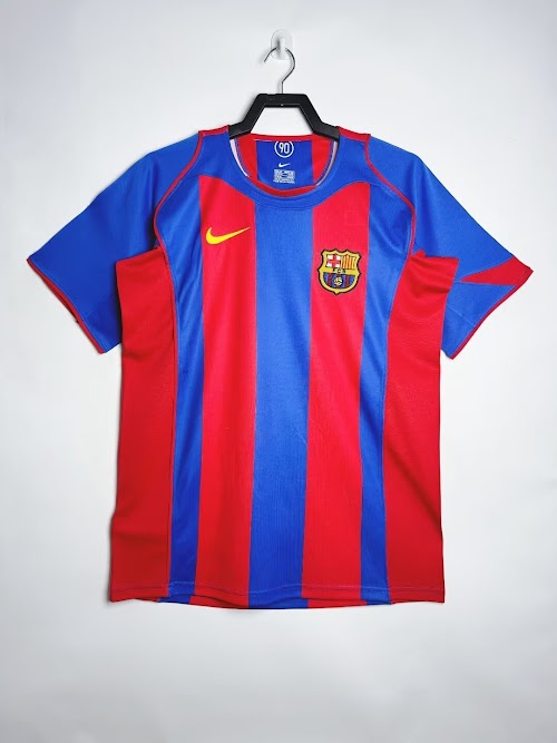 Equipación local del Barcelona 2004-05.jpeg