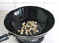 Làm nóng 2 muỗng canh dầu ăn và 1 muỗng canh sốt sa tế. Cho chả chiên vào, đảo sơ.