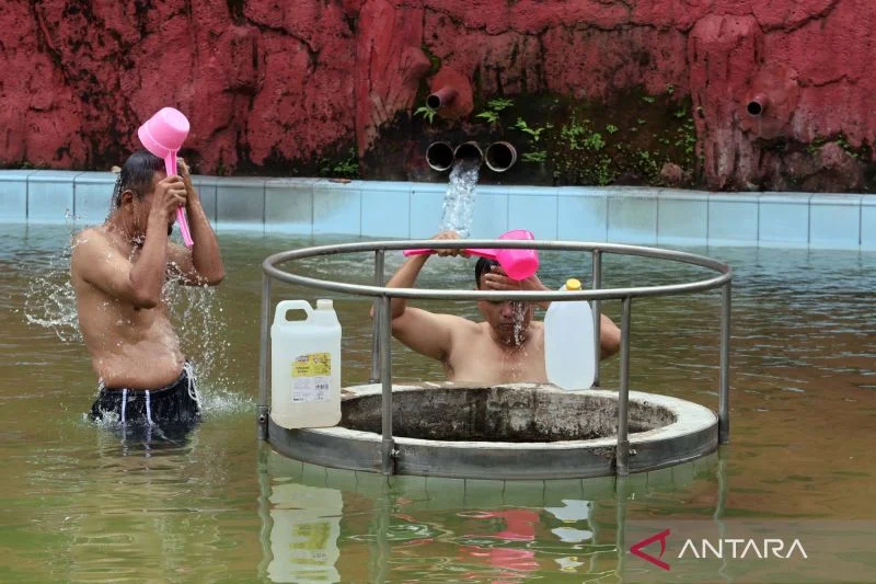 Mandi Malam dan Risiko Rematik: Fakta atau Mitos