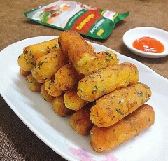 Ăn nóng với tương ớt hoặc tương cà. Thành phẩm giòn rụm bên ngoài, trong béo vị khoai tây và rất thơm nha các mẹ. Chúc các bạn thành công!