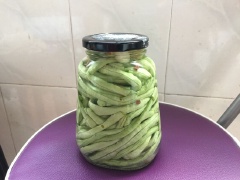 Chế hỗn hợp nước muối đường đã nấu sôi để nguội ở bước 2 vào hũ sao cho phần đậu đũa ngập hết trong nước ngâm. Đậy kín nắp lại, để hũ đậu đũa ở nơi thoáng mát, tránh ánh nắng trực tiếp như vậy khoảng 3 ngày là có thể lấy ra ăn được nha.