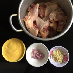 Gà nguyên con chặt miếng vừa ăn, làm sạch để thật ráo, ướp hỗn hợp hạt tiêu, muối, 1 muỗng canh tỏi băm, bột ngọt để ngâm trong 30 phút cho gia vị ngấm đều (nếu cánh gà cứng thì hấp sơ khoảng tầm 15 phút để cánh gà mềm).
