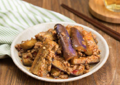 Cho món ăn ra đĩa và thưởng thức. Món cà tím xào thịt băm tuy đơn giản, dễ nấu nhưng khi thưởng thức lại trôi cơm vô cùng. Cà tìm xào thịt băm sa tế có vị cay cay, đậm đà sẽ làm cho bữa cơm tối ngày mưa gió trở lên hấp dẫn vô cùng. Hãy vào bếp chế biến món ăn thơm ngon này ngay nhé!