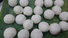 Làm tiếp tục cho đến hết rồi bột, cho bánh vô nồi hấp khoảng 20 phút là bánh chín. xếp bánh xa nhau để không bị dính. Pha mắm ngọt ăn kèm.