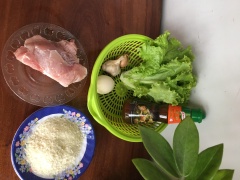 Rửa sạch thịt nạc, để ráo rồi thái thành những miếng mỏng to bản. Uớp thịt lợn với 1 thìa cà phê xốt nêm đậm đặc thịt heo Knorr, 1/2 thìa cà phê hạt tiêu, 1 thìa cà phê nước mắm, hành, tỏi băm. Ướp thịt chừng 30 phút cho thịt ngấm đều.