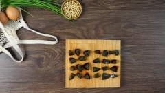 Bóc vỏ 2 quả trứng bắc thảo, thái miếng nhỏ. Lót giấy nến chống dính khuôn. Cho trứng bắc thảo vào phần hỗn hợp đậu hủ trứng đã lọc và cho vào khuôn. Hấp khoảng 15 phút, đến đậu hũ không còn dính tăm nữa là được.