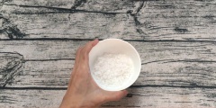 Đâm muối ớt theo tỉ lệ: 1/2 chén muối hột, 2 trái ớt đỏ tươi, 1/2 muỗng cà phê bột ngọt.